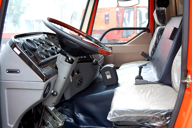 Bi-directional driving  flat transporter with hydro-mechanical transmission